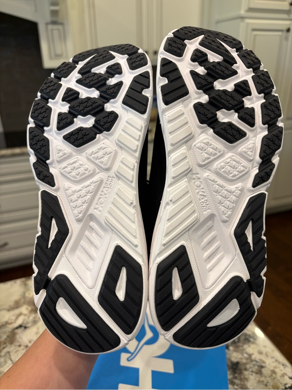 New! Hoka Arahi 7 - Picture 4 of 4